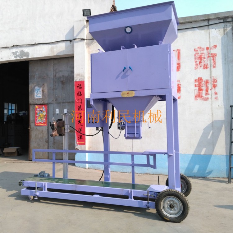 河南修武縣利民機(jī)械有限公司生產(chǎn)化工包裝秤，顆粒包裝秤，化工顆粒包裝秤，化工包裝稱，化工定量稱，化工自動(dòng)包裝秤0391-7711188